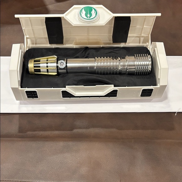 Luminara Unduli Legacy LightSaber Hilt - Picture 2 of 3